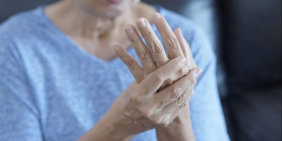 Osteoarthritis manifests itself as muscle spasms, mild swelling and pain in the joints of the fingers.