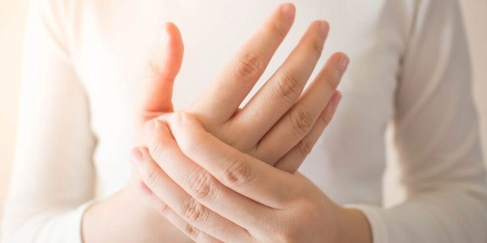 With gout, acute pain occurs in the joints of the fingers, accompanied by bone growths on the phalanges